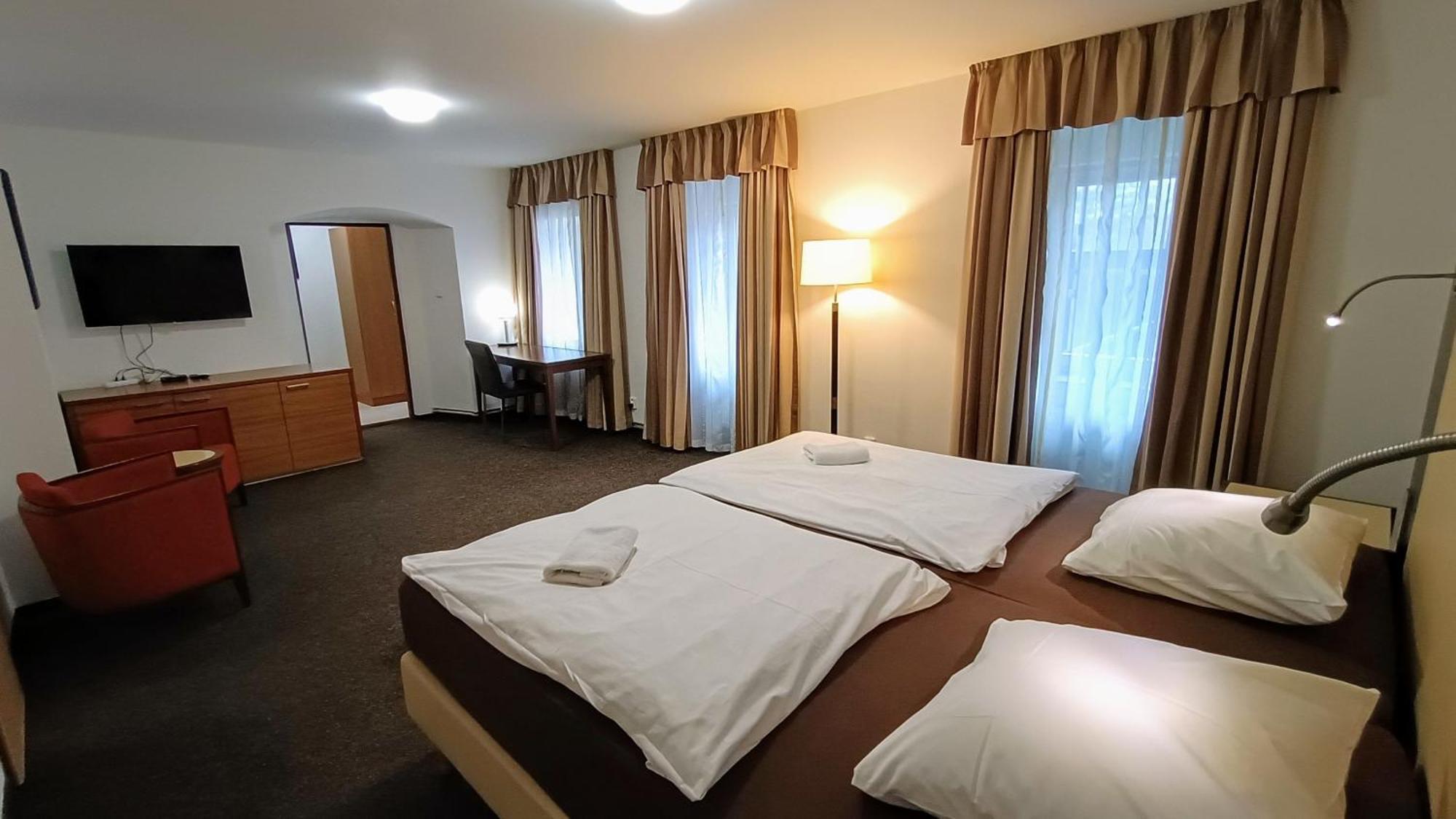 Apartments Gato Karlovy Vary Dalovice ภายนอก รูปภาพ